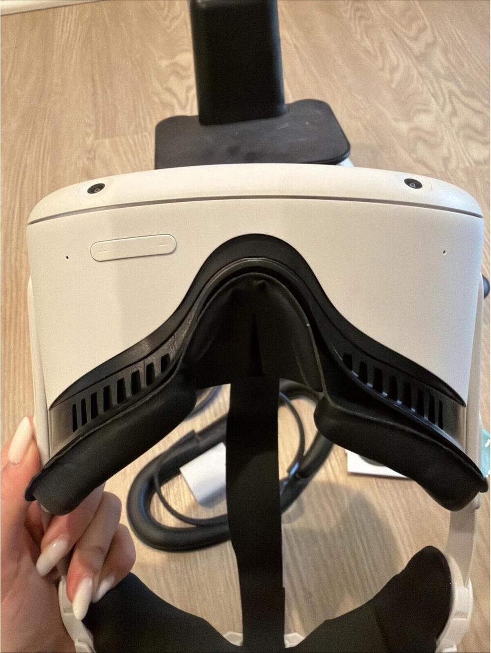 Meta Quest 2 VR Headset 128GB (w/controllers,stand,with replaceable protection) - Picture 8 of 13